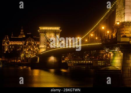 Ponte delle catene di notte dal lato Buda con Four Seasons Hotel Gresham Palace, Budapest, Ungheria Centrale, Ungheria Foto Stock