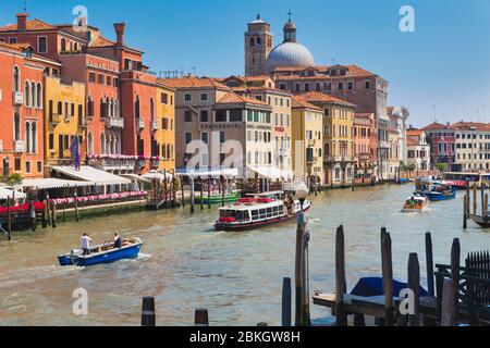 Venezia, Provincia di Venezia, Regione Veneto, Italia. Traffico, compreso un vaporetto, o traghetto, sul Canal Grande. Venezia è un sito patrimonio dell'umanità dell'UNESCO Foto Stock