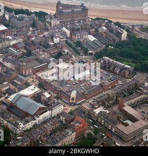 Una vista aerea del centro di Scarborough, negozi sono, nel 1992, con l'allora nuovo centro commerciale Brunswick, North Yorkshire, Inghilterra del Nord Foto Stock