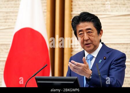 Tokyo, Giappone. 4 maggio 2020. IL primo ministro giapponese SHINZO ABE parla durante una conferenza stampa in cui ha annunciato un'estensione dello stato di emergenza della nazione presso l'Ufficio del primo ministro di Tokyo. Credito: POOL/ZUMA Wire/Alamy Live News Foto Stock