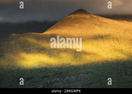 La cima della montagna di Corbett è ricoperta di nuvole al tramonto in autunno nelle Highlands nord-occidentali della Scozia Foto Stock