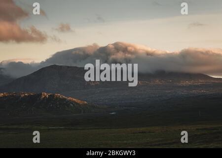 Cranstackie montagna con nuvole al tramonto in autunno nelle Highlands nord-occidentali della Scozia Foto Stock