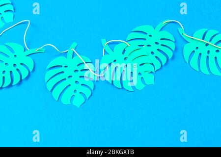 Estate foglie tropicali, cornice piante. Stile di taglio della carta. Foto Stock