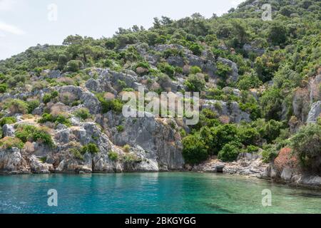 Rovine di antica città sommersa di Dolichiste nella parte settentrionale dell'isola di Kekova. Terremoto devastante nel II secolo d.C. Foto Stock