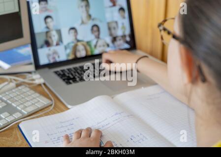 Ragazza che frequenta corsi di scuola online da casa Foto Stock