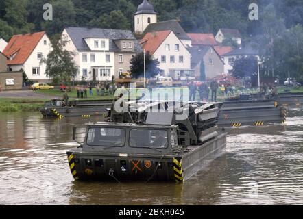 - Esercizi NATO in Germania, veicoli anfibi dell'esercito belga che attraversano un fiume (settembre 1986) - Esercitazioni NATO in Germania, veicoli anfibi dell'Esercito Belga atraversano un fiume (settembre 1986) Foto Stock