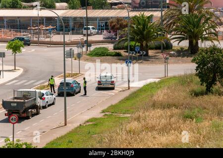 Campos, Isole Baleari/Spagna; maggio/04/2020: Controllo a sorpresa della polizia sui conducenti di veicoli per controllare le misure di quarantena imposte dalla crisi di Coronavirus Foto Stock