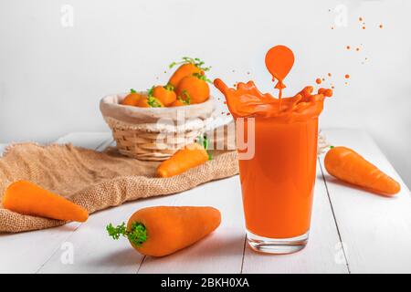 Creativo. Succo di carota. Schizzi a forma di palloncino. Foto estive luminose Foto Stock