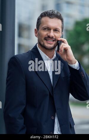 Imprenditore parlando sullo smartphone Foto Stock