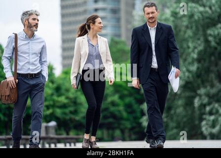 Architetti che parlano tra loro in parco pubblico Foto Stock