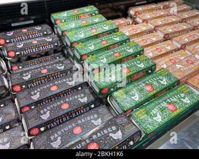 Orlando,FL/USA-5/3/20: Una mostra di cartoni di uova da pascolo allevate galline a Vital Farms presso un negozio di alimentari Whole Foods Market. Foto Stock