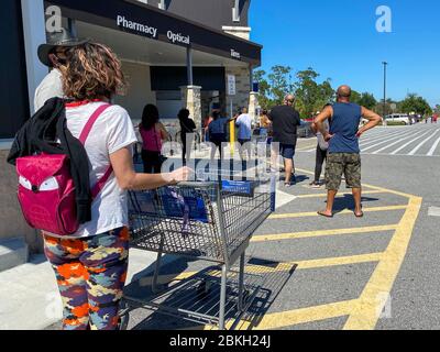 Orlando,FL/USA-5/2/20: Clienti in fila in attesa di entrare in un Sams Club di Orlando, Florida a causa dell'accaparramento di cibo e forniture Foto Stock