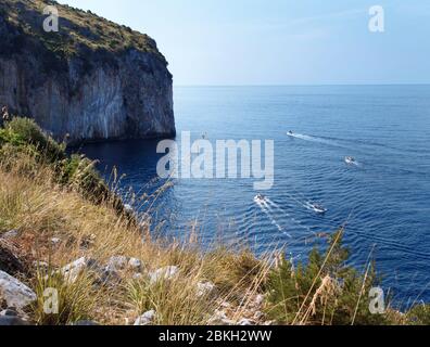 Vista mare con alcune barche vicino Palinuro in Campania Foto Stock