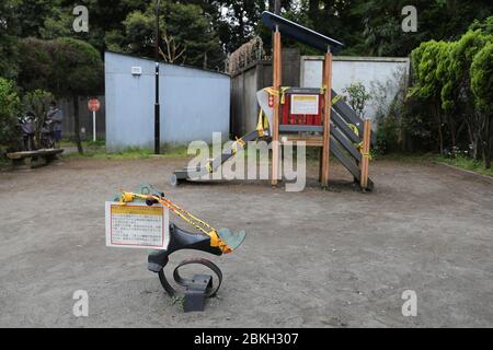 Tokyo, Giappone. 4 maggio 2020. Le attrezzature per bambini che giocano in un parco sono vietate a Tokyo, Giappone, 4 maggio 2020. Il governo giapponese ha ufficialmente annunciato lunedì la sua decisione di prorogare di quasi un mese lo stato di emergenza nazionale per il COVID-19 fino al maggio 31. Credit: Yuyuyu/Yuyu Live News Foto Stock