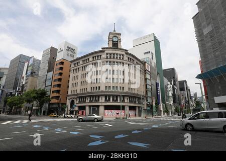 Tokyo, Giappone. 4 maggio 2020. Poche persone sono viste a Ginza, Tokyo, Giappone, il 4 maggio 2020. Il governo giapponese ha ufficialmente annunciato lunedì la sua decisione di prorogare di quasi un mese lo stato di emergenza nazionale per il COVID-19 fino al maggio 31. Credit: Yuyuyu/Yuyu Live News Foto Stock