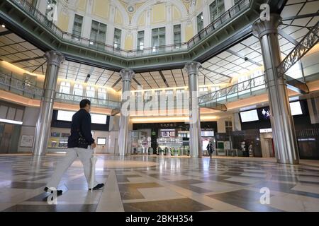 Tokyo, Giappone. 4 maggio 2020. Pochi passeggeri sono visti alla stazione di Tokyo, Giappone, 4 maggio 2020. Il governo giapponese ha ufficialmente annunciato lunedì la sua decisione di prorogare di quasi un mese lo stato di emergenza nazionale per il COVID-19 fino al maggio 31. Credit: Yuyuyu/Yuyu Live News Foto Stock