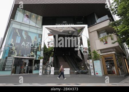 Tokyo, Giappone. 4 maggio 2020. Un pedone passa da un centro commerciale a Harajuku, Tokyo, Giappone, 4 maggio 2020. Il governo giapponese ha ufficialmente annunciato lunedì la sua decisione di prorogare di quasi un mese lo stato di emergenza nazionale per il COVID-19 fino al maggio 31. Credit: Yuyuyu/Yuyu Live News Foto Stock