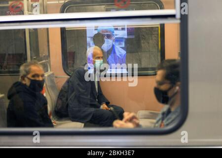 Atene, Grecia. 4 maggio 2020. I passeggeri che indossano maschere sono visti in un treno della metropolitana ad Atene, Grecia, il 4 maggio 2020. Credit: Marios Lolos/Xinhua/Alamy Live News Foto Stock