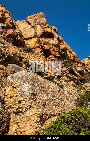 Sud Africa, Capo Occidentale, Baia di Plettenberg, Riserva Naturale di Robberg, roccia conglomerata di pietra fluviale di ciottoli arrotondati in arenaria Foto Stock