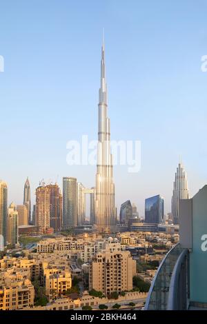 Il grattacielo Burj Khalifa e la vista della città di Dubai dal balcone in una mattina limpida e soleggiata Foto Stock