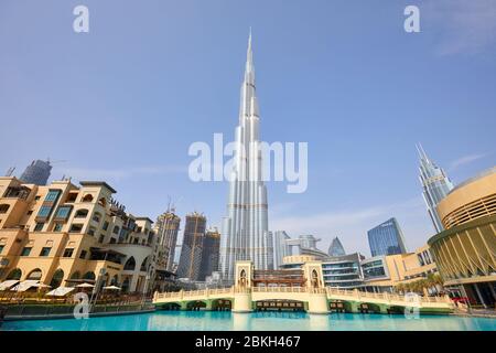 DUBAI, EMIRATI ARABI UNITI - 19 NOVEMBRE 2019: Il grattacielo Burj Khalifa, il Souk al Bahar e il Dubai Mall in una giornata di sole Foto Stock