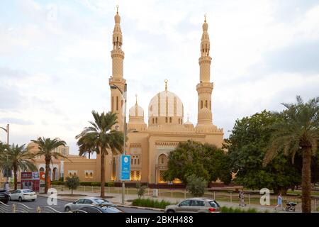 DUBAI, EMIRATI ARABI UNITI - 21 NOVEMBRE 2019: Vista sulla moschea di Jumeirah con palme e persone che passano nel pomeriggio Foto Stock