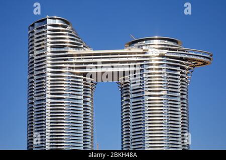 DUBAI, EMIRATI ARABI UNITI - 22 NOVEMBRE 2019: Indirizzo Sky View hotel di lusso in una giornata di sole, cielo azzurro chiaro a Dubai Foto Stock