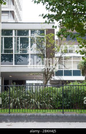 Dettaglio elevazione vetro vetrata telaio Finestre Cantilever Charing Cross Hospital, Fulham Palace Road, Hammersmith, Londra, Inghilterra da Ralph Tubs Foto Stock