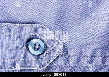 Articoli di abbigliamento stonewashed tessuto di cotone texture con cuciture, fibbie, bottoni e rivetti, macro Foto Stock