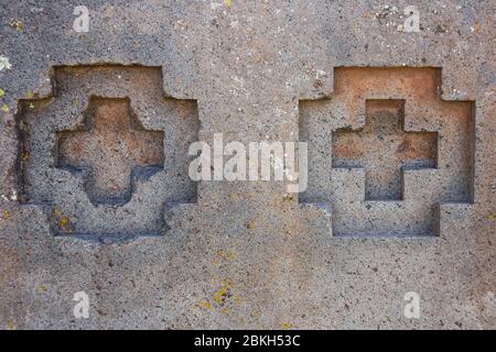 Particolare di due croci inca scolpite nella roccia nelle rovine archeologiche di Tiwanaku, Bolivia Foto Stock