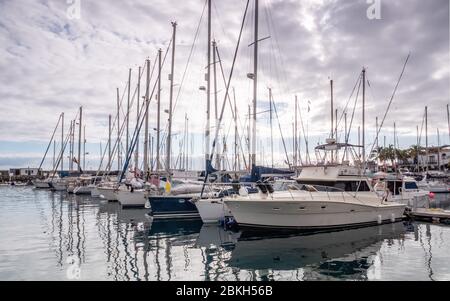 Yacht privati ormeggiati nel porto turistico di Puerto de Mogan, sul punto meridionale dell'isola delle Canarie, Gran Canaria. Foto Stock