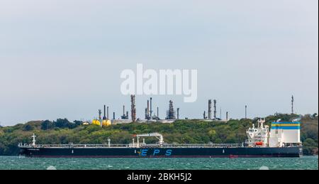 WhiteGate, Cork, Irlanda. 04 maggio 2020. Petroliera Tirehenian Sea sulla sua strada fino al porto con una spedizione di greggio alla raffineria di petrolio di Irving a WhiteGate, Co. Cork, Irlanda. - Credit David Creedon / Alamy Live News Foto Stock