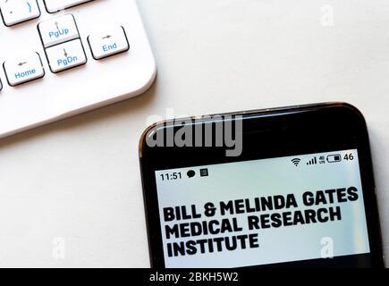 In questa illustrazione fotografica il logo Bill & Melinda Gates Medical Research Institute viene visualizzato su uno smartphone Foto Stock
