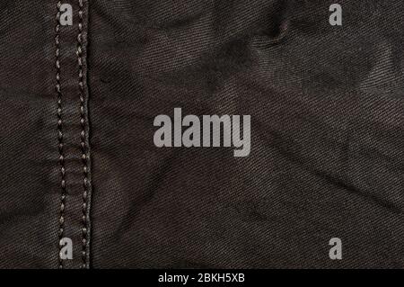Articoli di abbigliamento stonewashed tessuto di cotone texture con cuciture, fibbie, bottoni e rivetti, macro Foto Stock