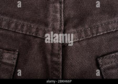 Articoli di abbigliamento stonewashed tessuto di cotone texture con cuciture, fibbie, bottoni e rivetti, macro Foto Stock