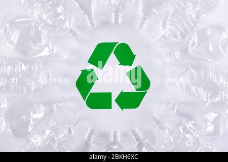 Telaio di fondo bottiglie di plastica usate con cartello di riciclaggio. Concetto di riciclaggio e Giornata Mondiale dell'ambiente. Foto Stock