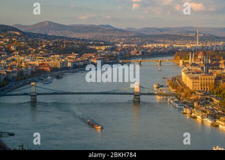 Vista su Budapest dal fiume e dai ponti della Cittadella, Budapest, Ungheria Centrale, Ungheria Foto Stock