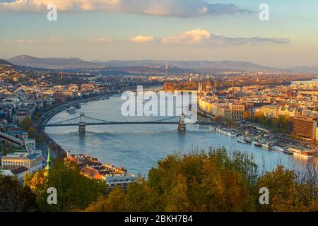 Vista di Budapest dal fiume Cittadella e dal lato di Buda nel tardo pomeriggio, Budapest, Ungheria centrale, Ungheria Foto Stock