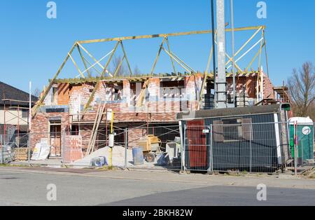 Sint Gillis WAAS, Belgio, 4 aprile 2020, Casa in costruzione con cancello di ferro davanti Foto Stock