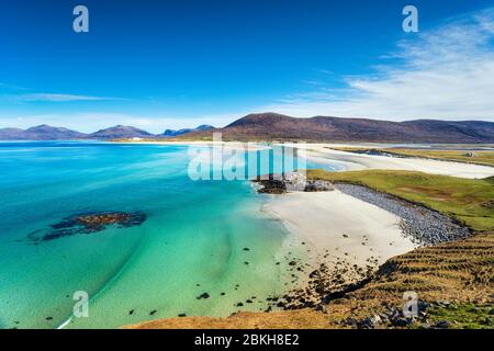 La bellissima spiaggia di sabbia e il mare turchese chiaro a Seilebost sull'isola di Harris nelle isole occidentali della Scozia Foto Stock