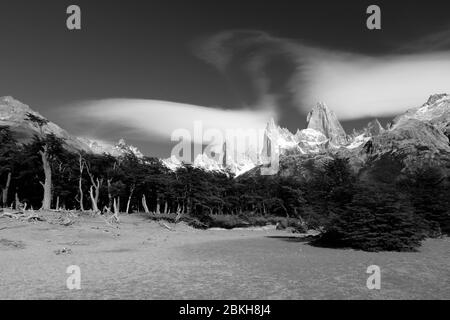 Immagine del Monte Fitz Roy in una foto nera e con il wil, Patagonia, Argentina Foto Stock