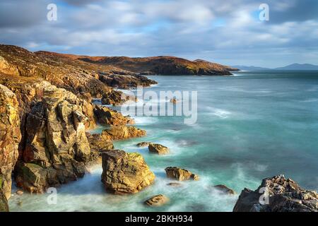 Una lunga esposizione delle scogliere rocciose a Hushinish sull'isola della costa di Harris nelle Ebridi esterne della Scozia Foto Stock