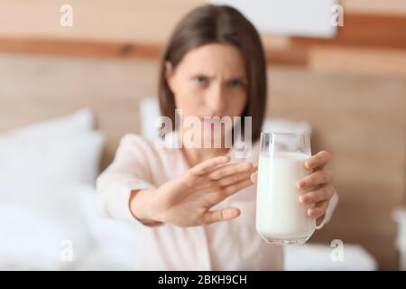 Giovane donna con allergia al latte in camera da letto Foto Stock