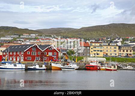 Porto e porto con barche da pesca nella città più settentrionale del mondo con più di 10,000 abitanti, Hammerfest, Norvegia. Foto Stock