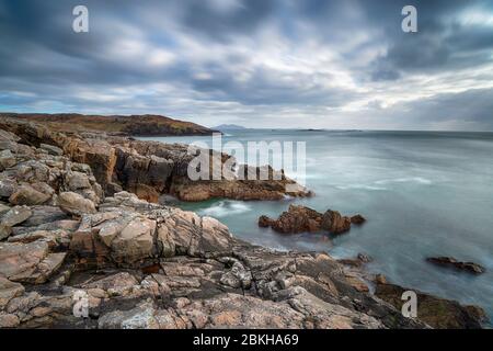 Una lunga esposizione della costa rocciosa a Hushinish sull'isola di Harris nelle isole Wetern della Scozia Foto Stock