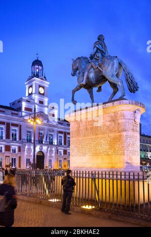 La Puerta del Sol di notte con la statuie di Carlos III e la Real Casa de Correos sullo sfondo, centro di Madrid, Spagna. Foto Stock