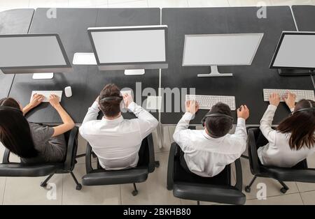 Team di agenti di supporto tecnico che lavorano in ufficio, vista dall'alto Foto Stock