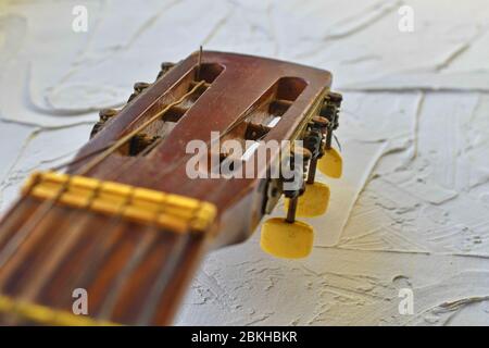 Vecchia testa di chitarra acustica con picchetti di sintonizzazione. Spazio di copia. Foto Stock