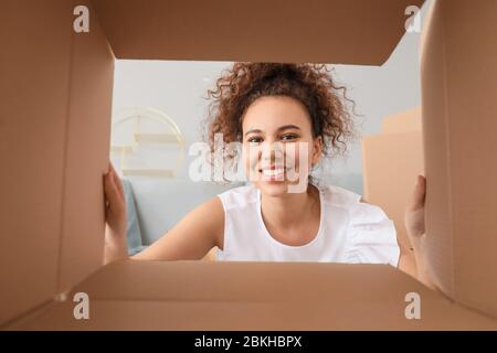 Donna felice con scatola aperta, vista dall'interno Foto Stock