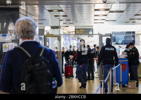 Napoli, CAMPANIA, ITALIA. 15 maggio 2019. 05/04/2020 Napoli, primi arrivi dal nord Italia alla stazione centrale di Napoli al via della seconda fase della pandemia per Covid-19 Credit: Fabio Sasso/ZUMA Wire/Alamy Live News Foto Stock